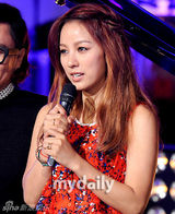 组图：李孝利郑才衡出席音乐节目《U&I》发布会