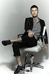 组图：任重雅痞风写真 不羁眼神魅惑夏日迷情