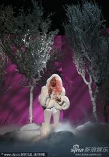 组图：尼基-米娜姬表演 白色皮草顶粉发装扮雷人