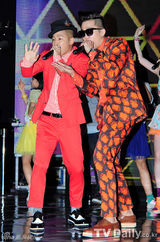 组图：韩组合Mighty Mouth新专辑首唱会战衣抢眼