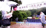 组图：朴龙河去世一周年 数千粉丝冒雨祭奠偶像