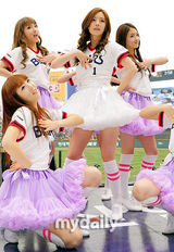 组图：洪秀雅为韩棒球赛助威 扮啦啦队性感热舞