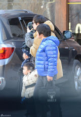 组图：孙俪带儿子会友 一路小心保护呵护有加