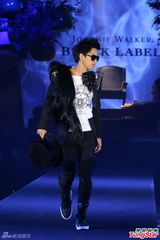 组图：吴建豪柯有伦代言走秀主打摇滚风