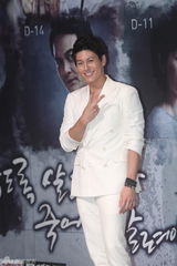 独家高清：李准基抱娃宣传新剧变奶爸 卖萌不停