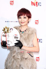 组图：梁静茹首任专辑制作 与老公互按摩以纾压