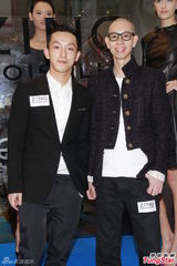 组图：文咏珊红黑装性感 与绯闻男友滴汗合照