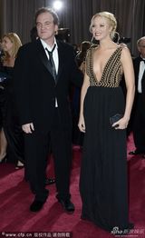 组图：导演昆汀-塔伦蒂诺携女伴亮相红毯