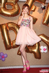 组图：安心亚粉裙亮相歌迷会 台上跳舞性感甜美