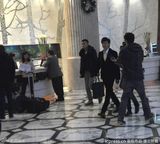 组图：冯绍峰西装笔挺现身酒店全程微笑好心情