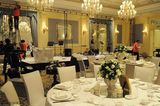 独家：罗嘉良婚礼宴会厅曝光 温馨花束显幽雅