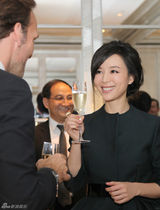 组图：张静初亮相武汉 甜美笑容俘获镜头焦点