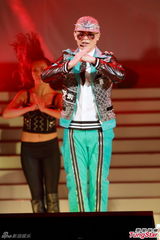 组图：侧田个唱弄哭女友 大方摘帽露光头