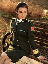 组图：陶慧娜喜迎建军节 飒爽英姿不失军人威严