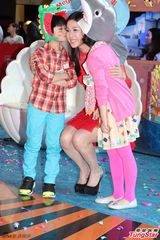 组图：钟嘉欣红色裙装亮相 笑容甜美大方秀美腿