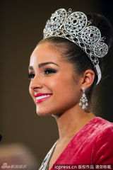 组图：奥利维娅夺环球小姐桂冠 圆润双峰隐现