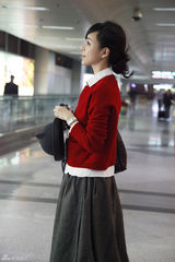 组图：张静初复古学院风现身 猫耳帽清新乖萌