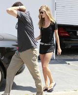 组图：惠特莉街拍黑色运动短裤秀美腿