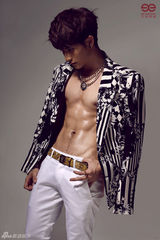 组图：刘洲成化身魅力型男 半裸拍宣传照