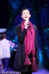 组图：董卿素颜主持中俄寻亲节目 宋祖英低调彩排