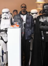 高清组图：饶舌歌手史努比狗狗参加《星战》展览