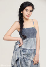 组图：赵多娜素雅长裙写真 复古编发知性俏皮