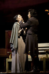 组图：袁泉再演话剧《简爱》 现场激吻王洛勇