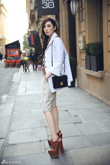 组图：吴佩慈巴黎时尚街拍 街头随性清新简约