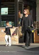 组图：皮特骑帅气摩托带养子帕克斯杂货店购物