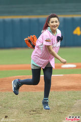 组图：Selina职棒开球姿势专业 自嘲非宅男女神