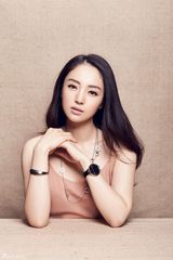 组图：董璇杂志大片韵致淡雅 玉女本色清丽如水