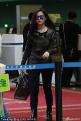 组图：刘亦菲潮装似千颂伊 母亲推行李车