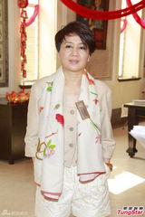 赌王四太热裤秀腿 谈子女望毕业后回馈社会(图)