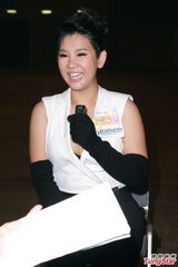 组图：吴雨霏唱失恋歌 许志安称郑秀文难讨好