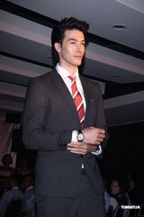 组图：锦荣代言腕表抢金 “好朋友”陪过28岁生日