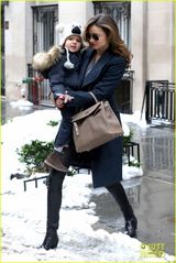 组图：米兰达陪子过三岁生日 弗林戴考拉帽萌呆