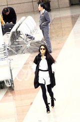 组图：全智贤抵沪拍新片 潮味十足无人识星颜