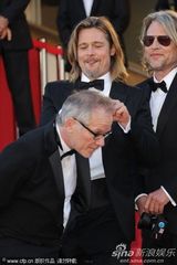 组图：皮特戛纳走秀长发黑超显帅气