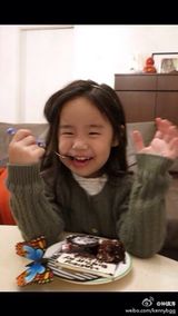 组图：钟镇涛庆女儿钟帼4岁生日 曝成长历程照