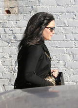 组图：奥斯卡影后变造型 劳伦斯金发变黑发