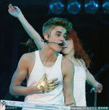 组图：比伯不受分手影响 背巨型翅膀开唱引尖叫