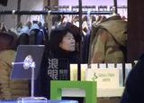 组图：李亚鹏独自进出酒店 母亲逛商场显落寞
