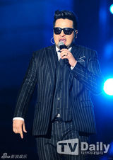 组图：东方神起亮相韩流演唱会 显人气红星气魄