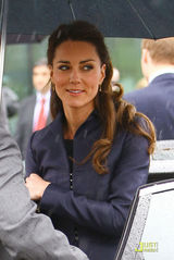 组图：威廉王子与准王妃共亮相 凯特秀迷人微笑