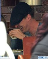 组图：犯二停不下来!卷福约会用纸巾遮面防偷拍