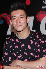 组图：陈冠希亮相签售全程沉默不说话