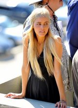 组图：贝尔与卢卡斯演对手戏 男帅女靓赏心悦目