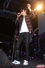 组图：方大同来台开唱黑超耍酷 陶晶莹亮相助阵