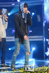 组图：B1A4登顶《冠军秀》女团黑丝皮裤拼性感