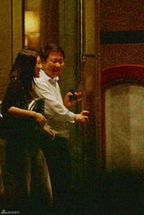 组图：博纳老板于冬夜会神秘女 对方酷似范冰冰